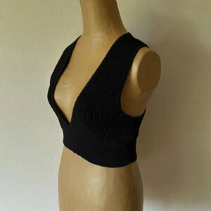 Babaton sz M black crop v neck plunge ribbed tank top great pre owned condition